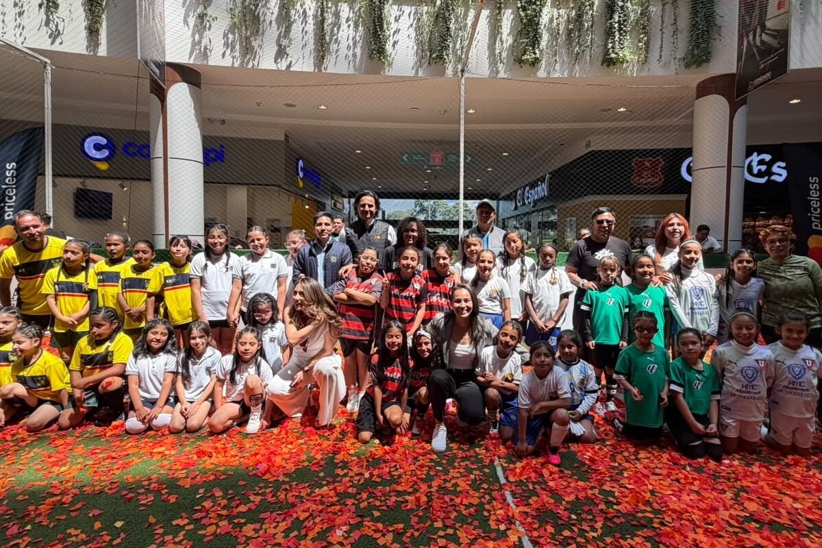 Jugadores y ejecutivos en la presentación del Soccer Talent Femenino en el Condado Shopping.