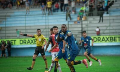 Anthony Bedoya celebra el gol que anotó para Delfín ante Deportivo Cuenca. Foto: Delfín