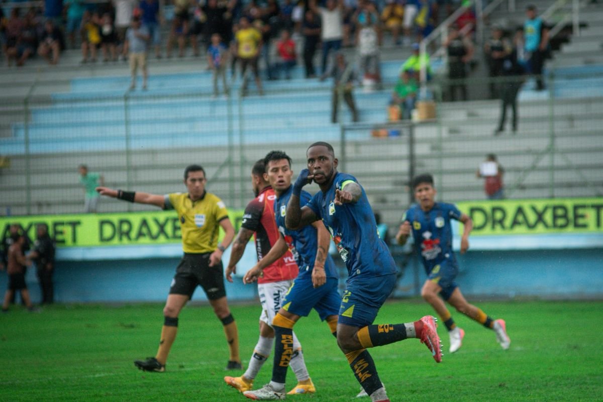 Anthony Bedoya celebra el gol que anotó para Delfín ante Deportivo Cuenca. Foto: Delfín