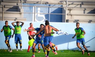 Los jugadores del Delfín celebran el gol de Kaikel Reyes, que le dio el triunfo sobre Mushuc Runa. Foto: Delfín
