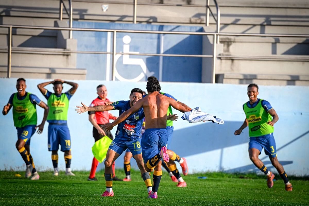 Los jugadores del Delfín celebran el gol de Kaikel Reyes, que le dio el triunfo sobre Mushuc Runa. Foto: Delfín