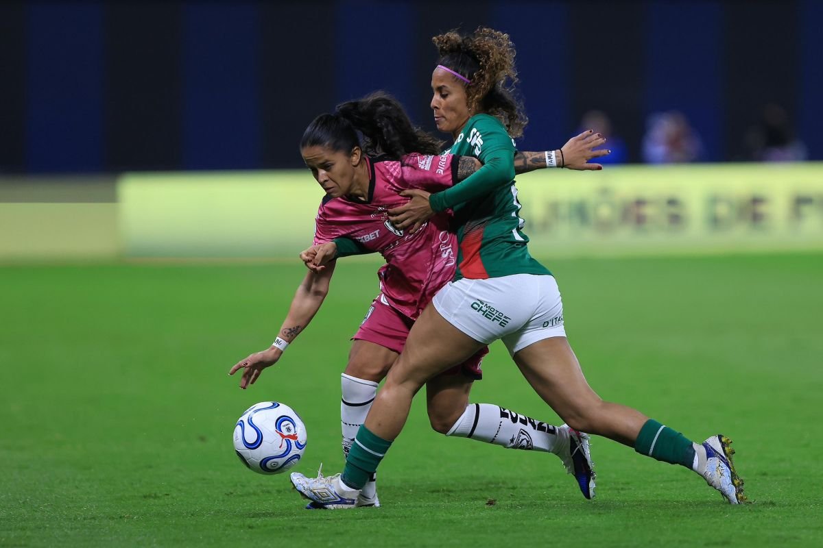 Claudia Roldán, de Dragonas, ante un jugadoras de Palmeiras. Foto: Dragonas