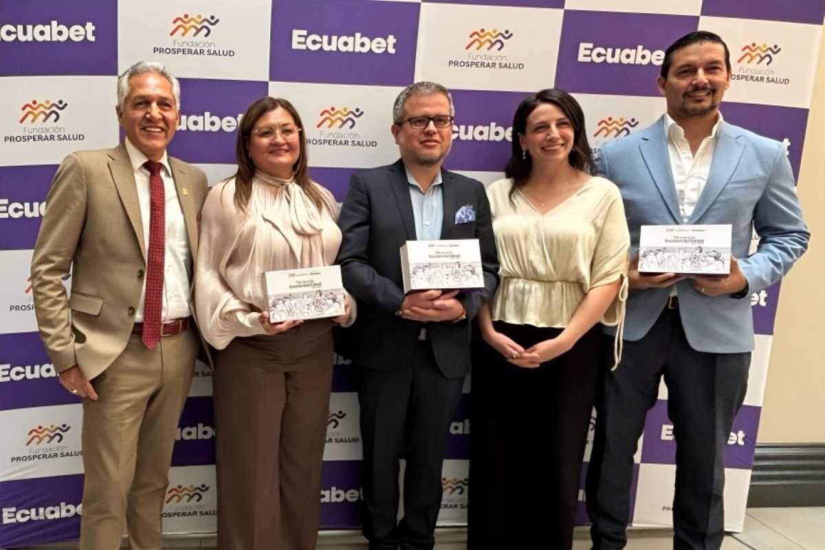 Los ejecutivos de Ecuabet y Fundación Prosperar en el lanzamiento. Entre ellos, José Antonio Cárdenas.
