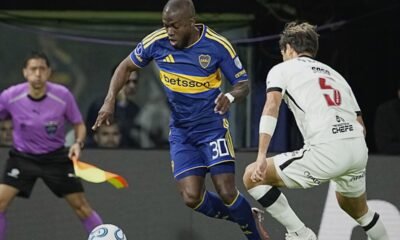 Enner Valencia, de Boca Juniors, ante Santiago Sosa de Vasco da Gama. Foto: Boca Jrs