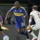 Enner Valencia, de Boca Juniors, ante Santiago Sosa de Vasco da Gama. Foto: Boca Jrs