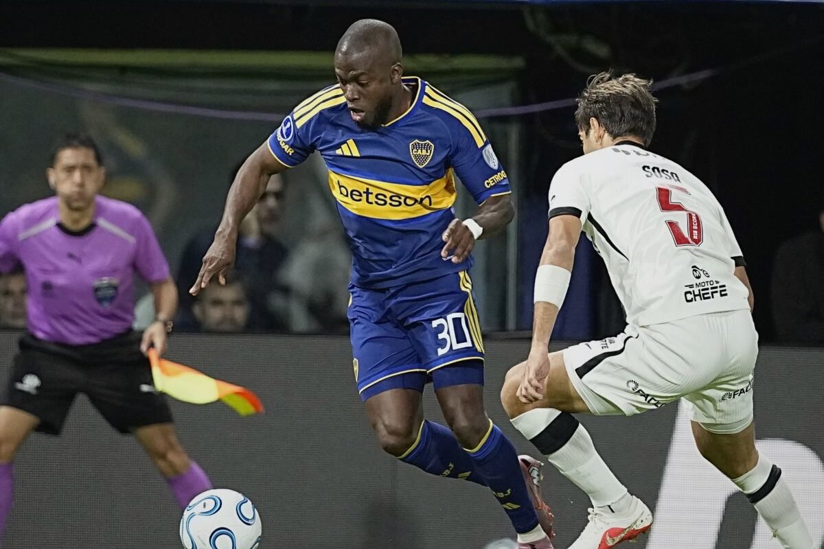 Enner Valencia, de Boca Juniors, ante Santiago Sosa de Vasco da Gama. Foto: Boca Jrs