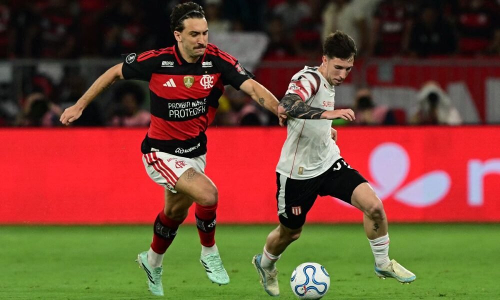Pedro, de Flamengo, es marcado por un jugador de Estudiantes de la Plarta. Foto: Conmebol