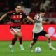 Pedro, de Flamengo, es marcado por un jugador de Estudiantes de la Plarta. Foto: Conmebol