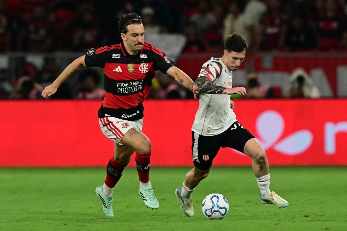 Pedro, de Flamengo, es marcado por un jugador de Estudiantes de la Plarta. Foto: Conmebol