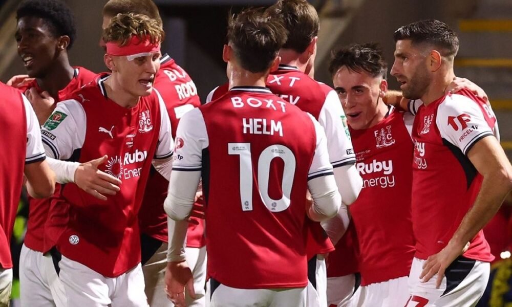 Los integrantes del Fleetwood Twon, en el juego ante el Arsenal en la Carabao Cup. Foto: League Two