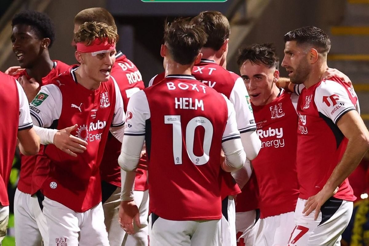 Los integrantes del Fleetwood Twon, en el juego ante el Arsenal en la Carabao Cup. Foto: League Two