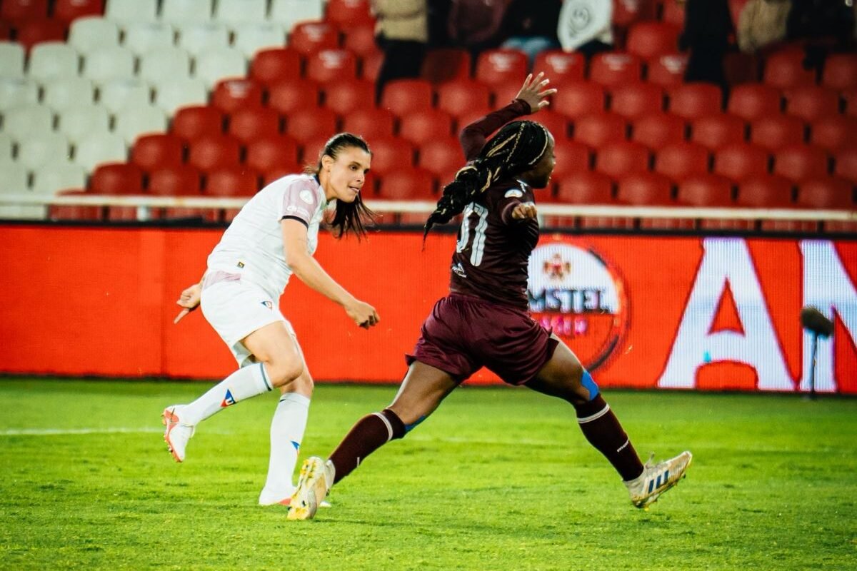 Cecil Aldana remata para anotar el gol de Guerreras Albas. Foto: Guerreras Albas