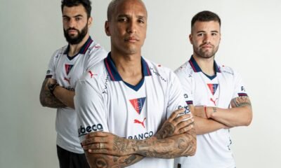 Gian Franco Allala, Deyverson y Marcelo Weigandt modelando la nueva camiseta de LDU. Foto LDU