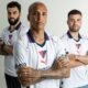 Gian Franco Allala, Deyverson y Marcelo Weigandt modelando la nueva camiseta de LDU. Foto LDU