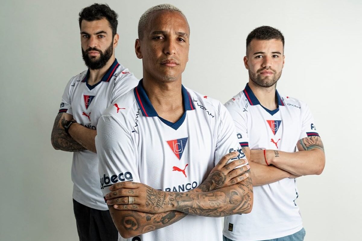 Gian Franco Allala, Deyverson y Marcelo Weigandt modelando la nueva camiseta de LDU. Foto LDU