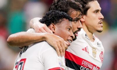 Gonzalo Plata abrazado a Lucas Paquetá en el partido contra Bahía. Foto Flamengo