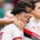 Gonzalo Plata abrazado a Lucas Paquetá en el partido contra Bahía. Foto Flamengo