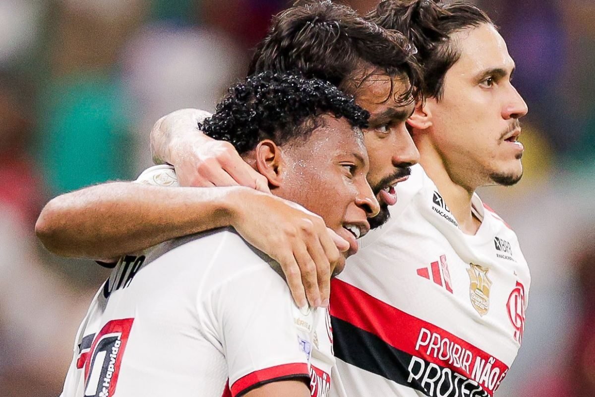 Gonzalo Plata abrazado a Lucas Paquetá en el partido contra Bahía. Foto Flamengo