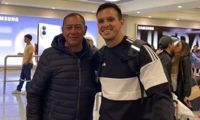 Gonzalo Valle tomándose una foto con un aficionado en el aeropuerto Mariscal Sucre. Foto Captura de pantalla