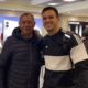 Gonzalo Valle tomándose una foto con un aficionado en el aeropuerto Mariscal Sucre. Foto Captura de pantalla