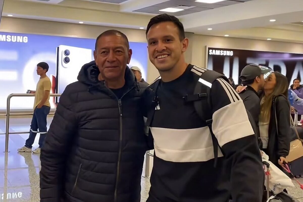 Gonzalo Valle tomándose una foto con un aficionado en el aeropuerto Mariscal Sucre. Foto Captura de pantalla