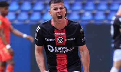 Hugo Quintana celebrando el gol del empate 1-1 ante Aucas. Foto IDV