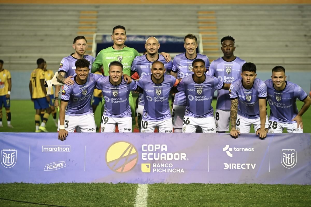 El plantel del IDV que abrió de estelar ante Delfín en la semifinal de ida de la Copa Ecuador. Foto: Copa Ecuador