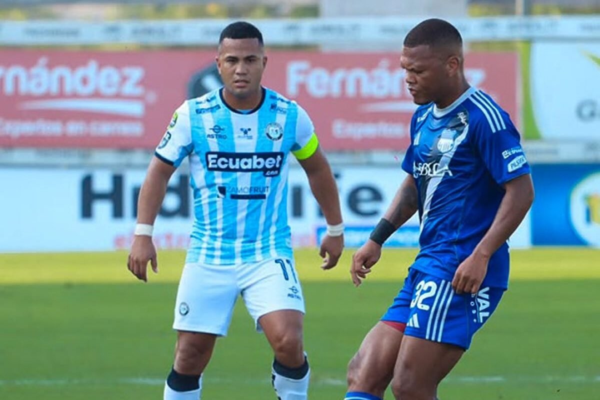 Jefferson Valverde, de Emelec, y Edinson Mero, de Guayaquil City. Foto: Emelec