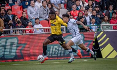 Tomás Rodríguez, de Barcelona, y Jesús Pretell, de Liga de Quito. Foto: BSC