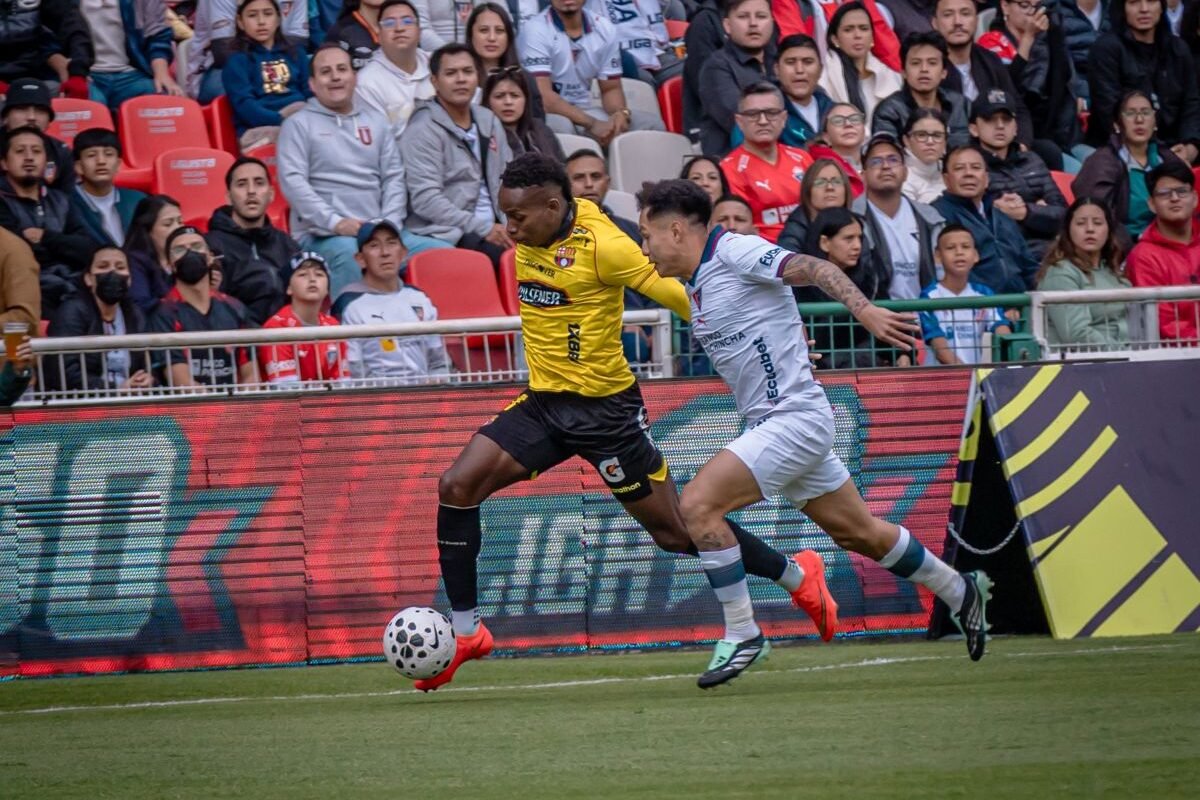 Tomás Rodríguez, de Barcelona, y Jesús Pretell, de Liga de Quito. Foto: BSC