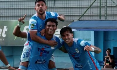 Jostin Alman celebra con sus compañeros el gol del triunfo del Manta ante Técnico. Foto: Manta
