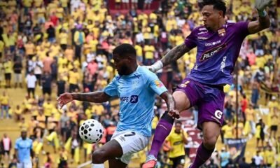José Fajardo de Católica y José Contreras de Barcelona SC en el partido de la fecha 3 de la LigaPro. Foto Universidad Católica