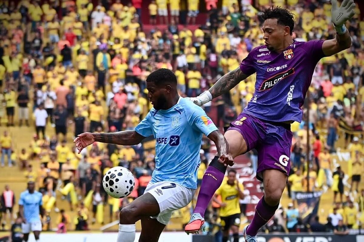 José Fajardo de Católica y José Contreras de Barcelona SC en el partido de la fecha 3 de la LigaPro. Foto Universidad Católica