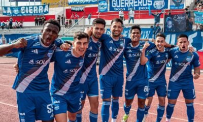 Jugadores de Emelec celebrando con la hinchada presente el triunfo ante Leones FC. Foto Emelec