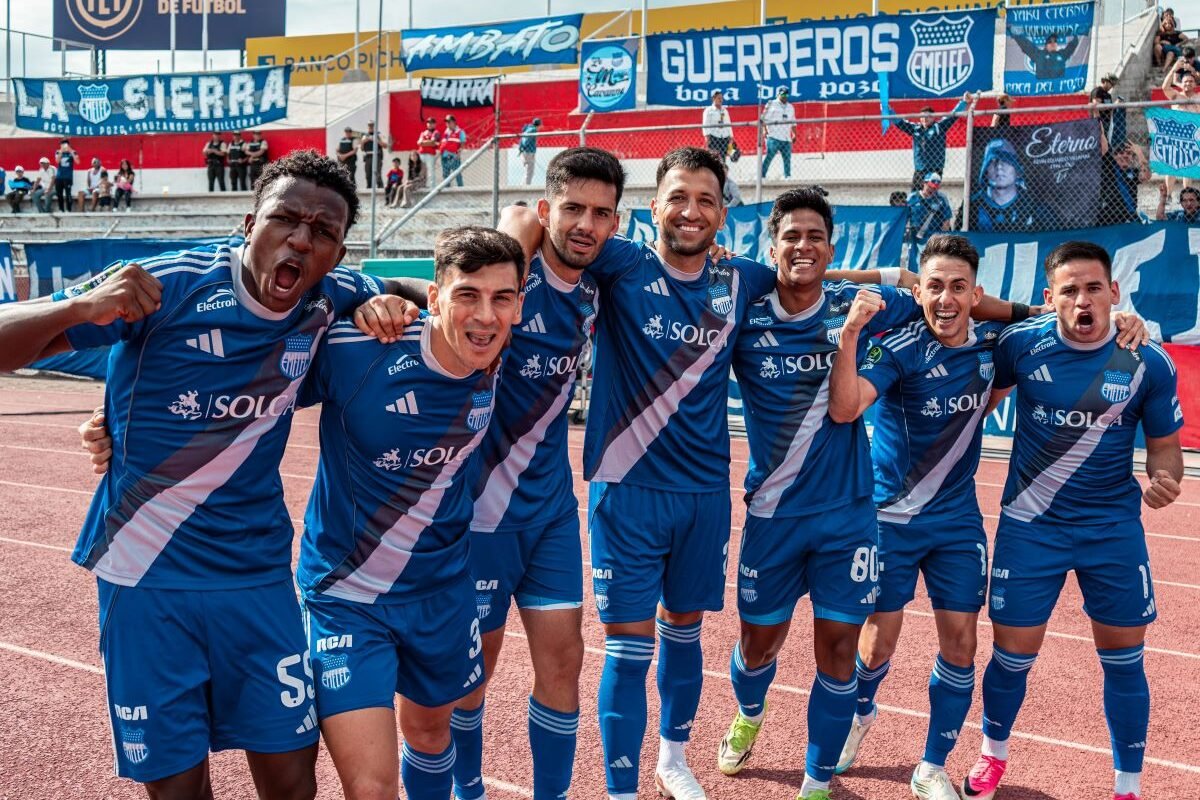 Jugadores de Emelec celebrando con la hinchada presente el triunfo ante Leones FC. Foto Emelec