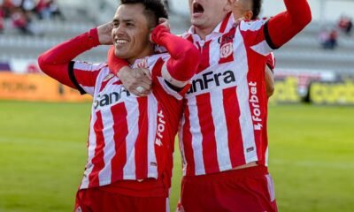 Jugadores de Técnico Universitario celebrando su tercer gol ante Mushuc Runa. Foto Técnico Universitario