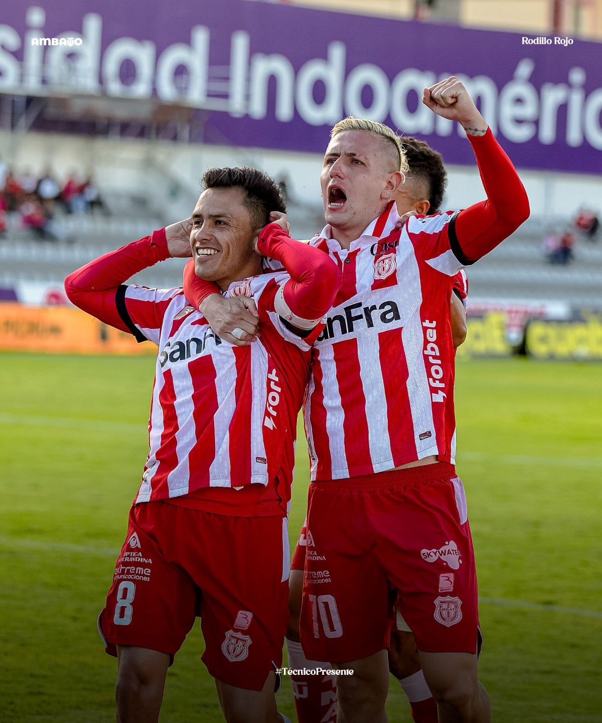 Jugadores de Técnico Universitario celebrando su tercer gol ante Mushuc Runa. Foto Técnico Universitario