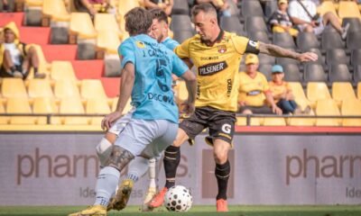 Jugadores de Universidad Católica rodeando a Damián Díaz, de Barcelona SC. Foto Barcelona SC