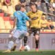 Jugadores de Universidad Católica rodeando a Damián Díaz, de Barcelona SC. Foto Barcelona SC