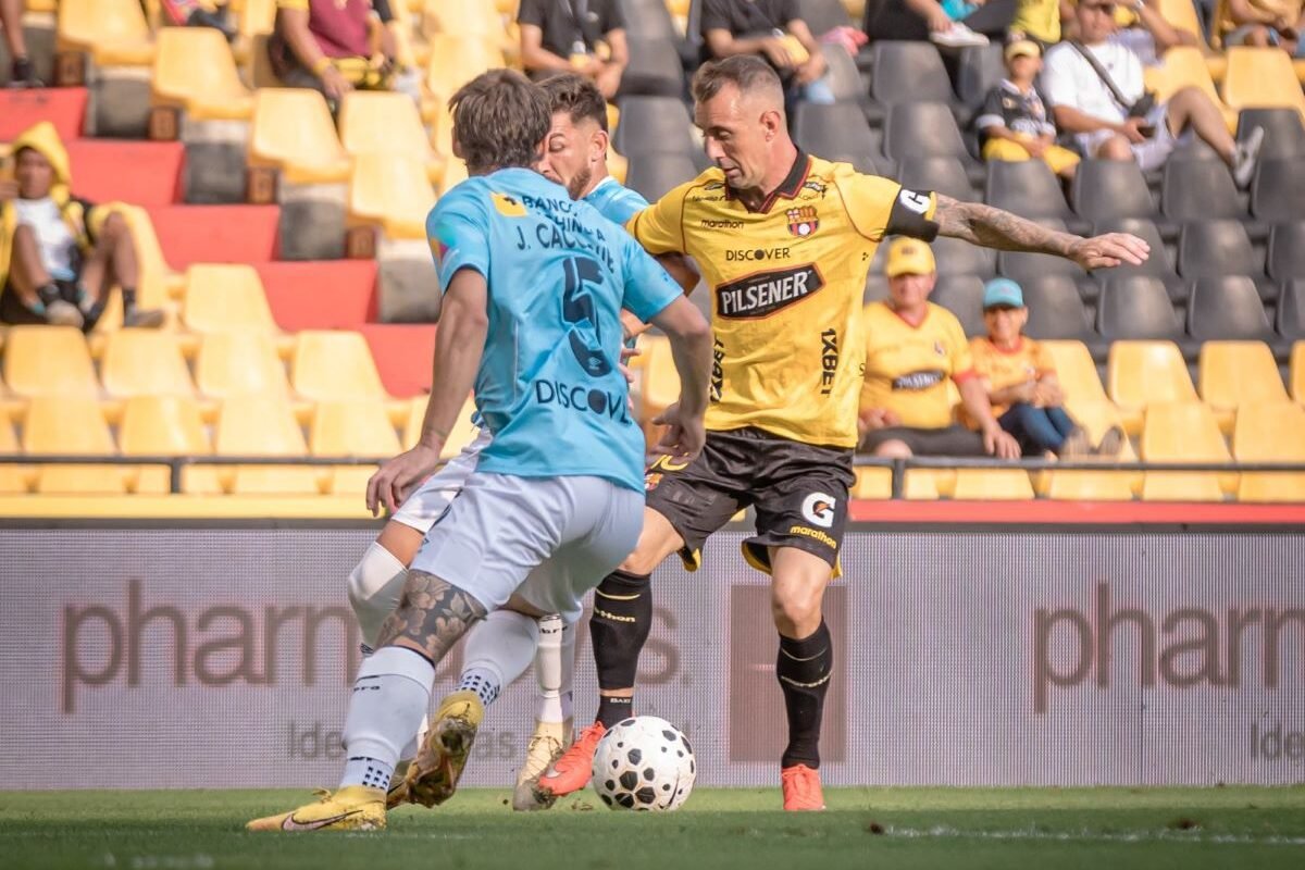Jugadores de Universidad Católica rodeando a Damián Díaz, de Barcelona SC. Foto Barcelona SC