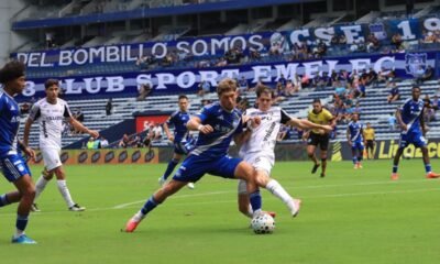 Luca Klimowicz, de Emelec, disputa el balón con un jugador de Leones FC. Foto: Emelec