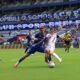 Luca Klimowicz, de Emelec, disputa el balón con un jugador de Leones FC. Foto: Emelec