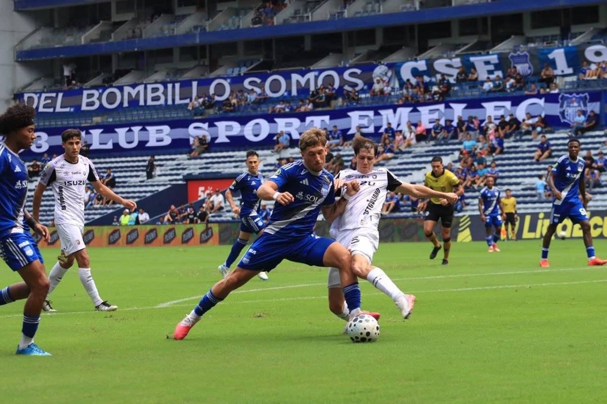 Luca Klimowicz, de Emelec, disputa el balón con un jugador de Leones FC. Foto: Emelec