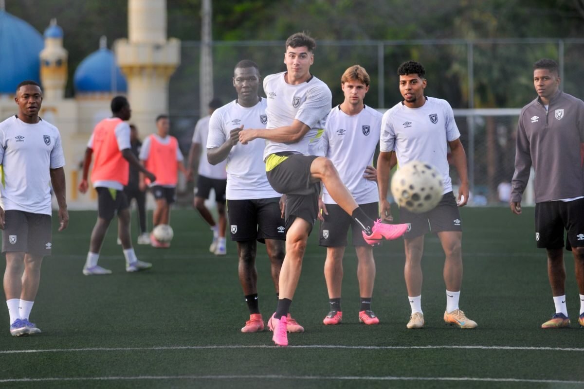 Jugadores de Leones FC antes del juego contra Libertad, en Loja. Foto: Leones FC