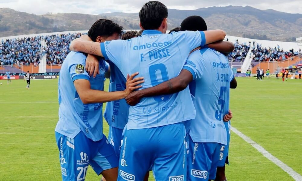Los jugadores de Macará celebran el gol de Agustín Campana. Foto: Macará