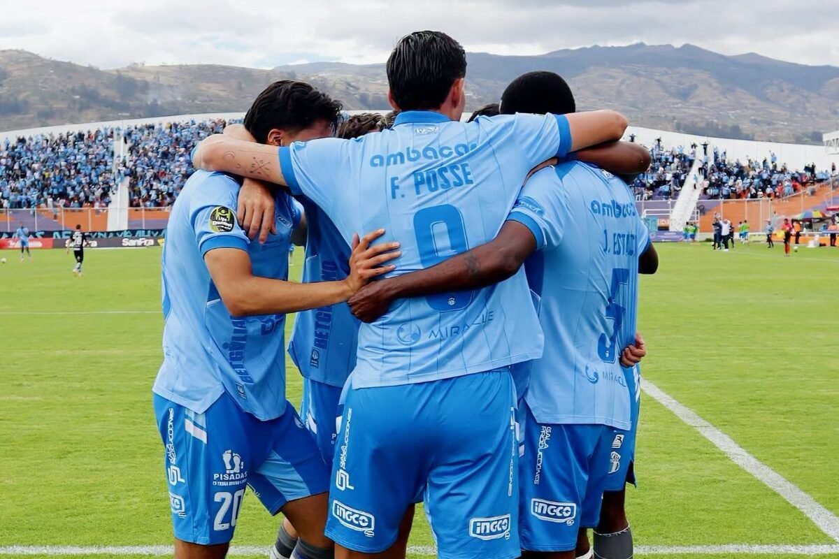 Los jugadores de Macará celebran el gol de Agustín Campana. Foto: Macará