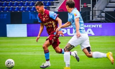 Brus Coello, de Macará, juega con Jerónimo Cacciabue, en LigaPro. Foto: Macará