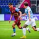 Brus Coello, de Macará, juega con Jerónimo Cacciabue, en LigaPro. Foto: Macará