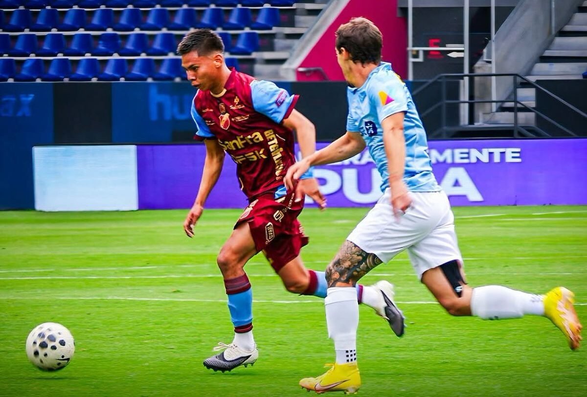 Brus Coello, de Macará, juega con Jerónimo Cacciabue, en LigaPro. Foto: Macará