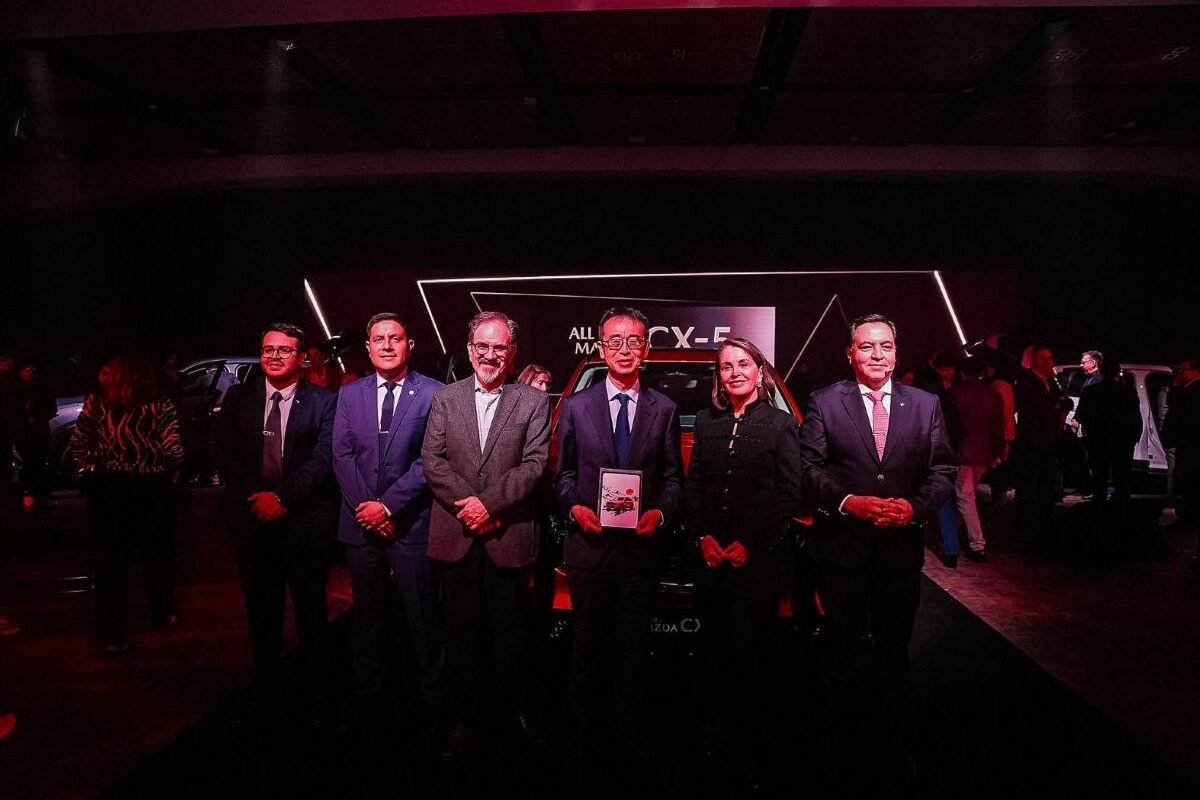 De izq. a der.: Juan Francisco Vaca, Pablo Burbano, Juan Fernando Molina, Horiuchi Toshihiko, Florencia Durini y Santiago Castro.